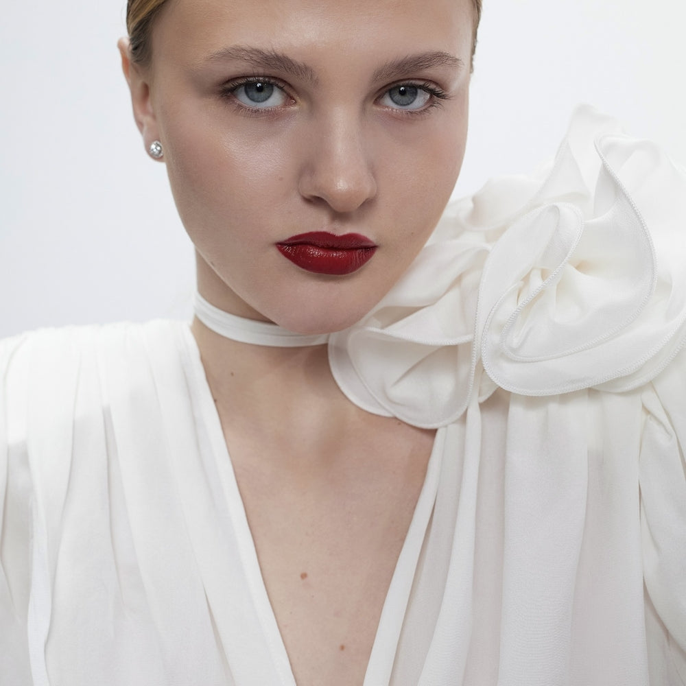 Топ тренд ризата за празници с 3Д цвете на рамената в бял цвят от българаката модна марка теадореп