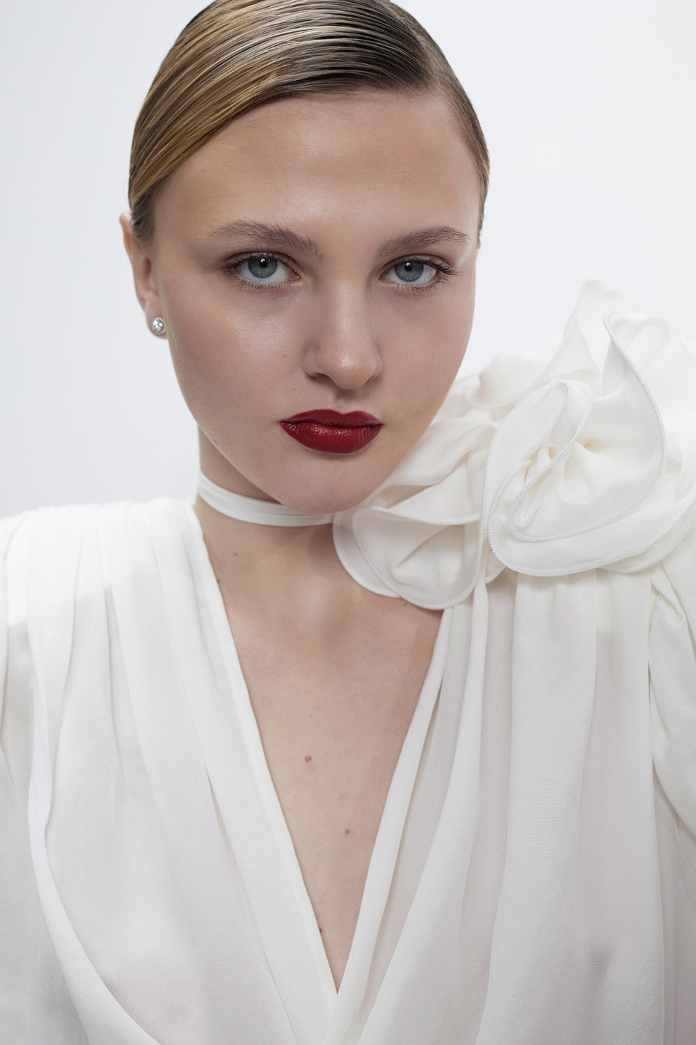 Топ тренд ризата за празници с 3Д цвете на рамената в бял цвят от българаката модна марка теадореп