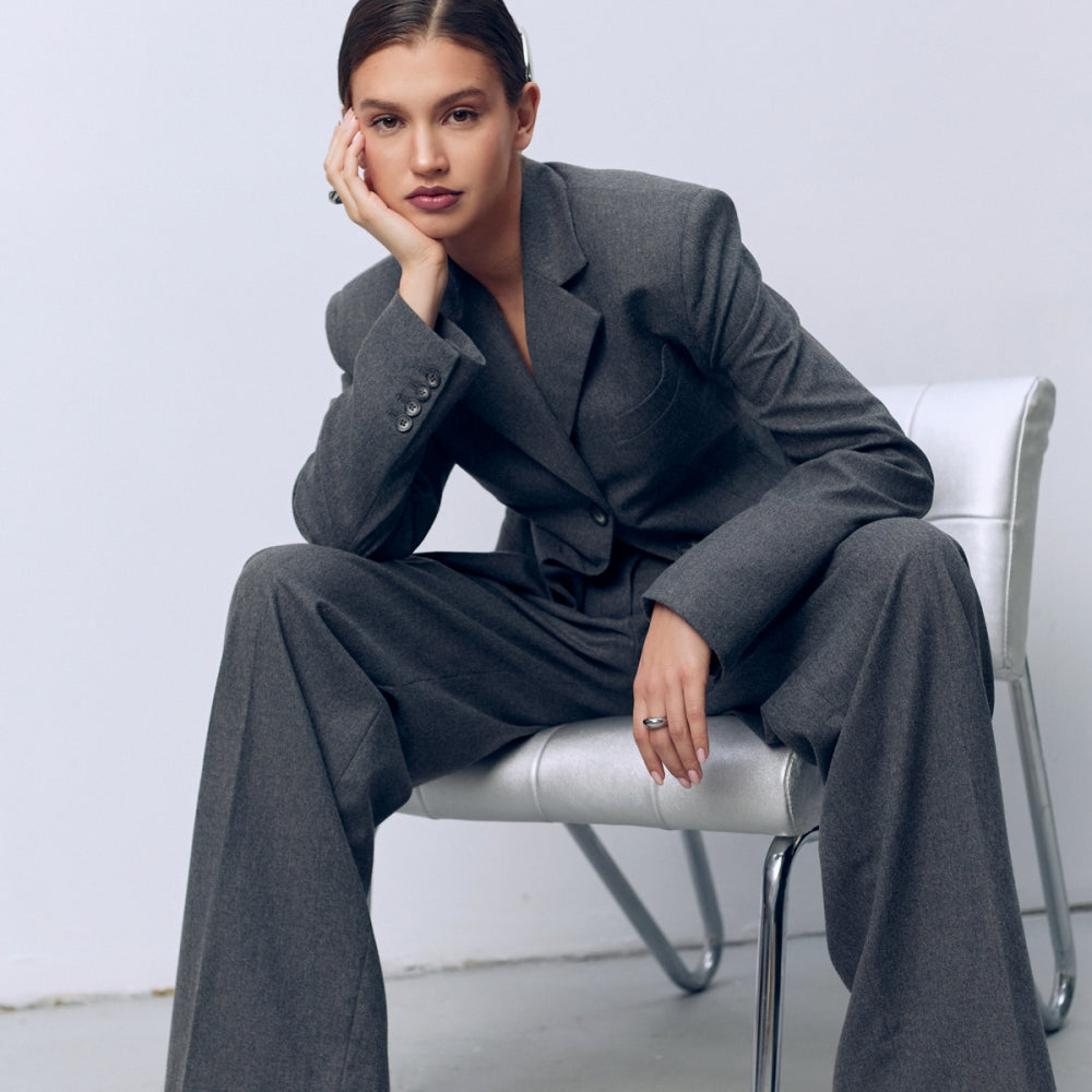 
                  
                    Дамски широк панталон с висока талия изработен от 100% луксозен сив кашмир от теадореп
                  
                