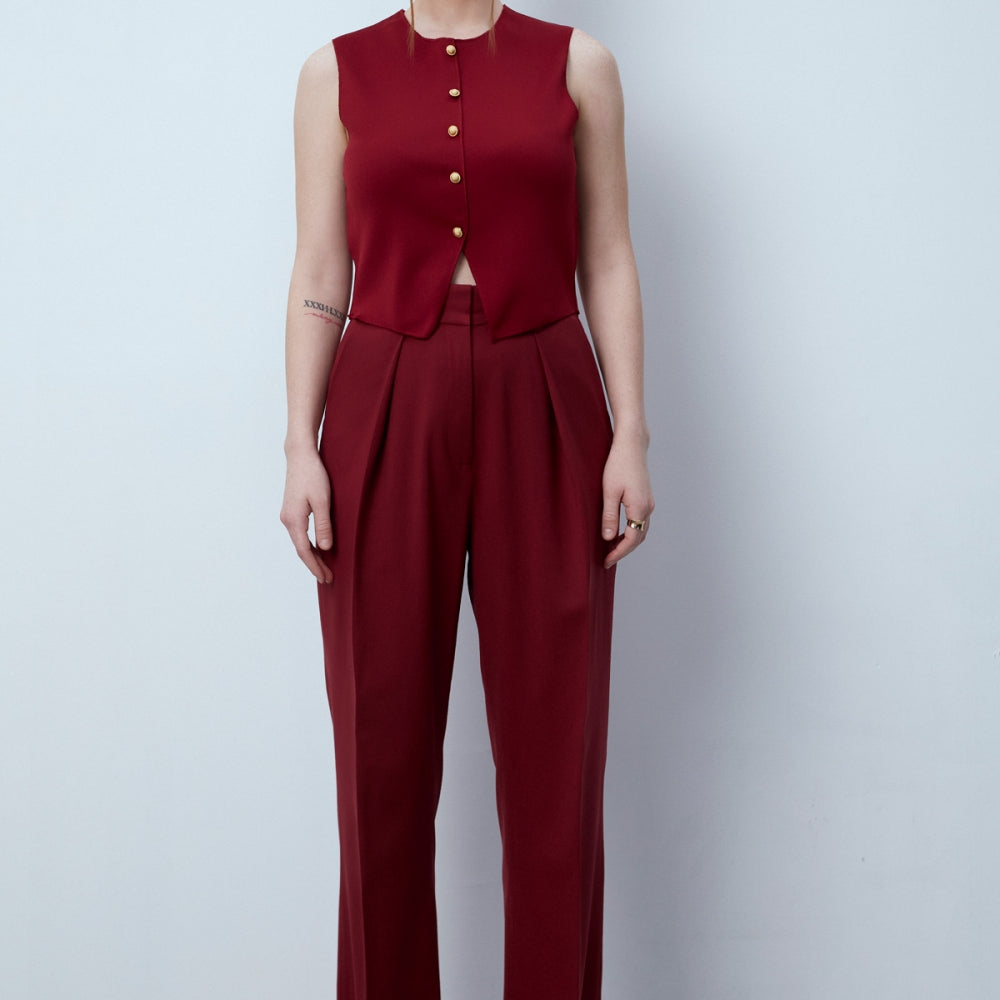 Дамска жилетка без ръкави в тъмно червен цвят със златни копчета на българската модна марка теадореп