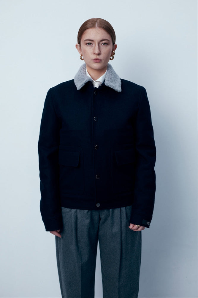 Дамско късо палто от синя вълна и кашмир с естествена яка от българската модна марка теадореп