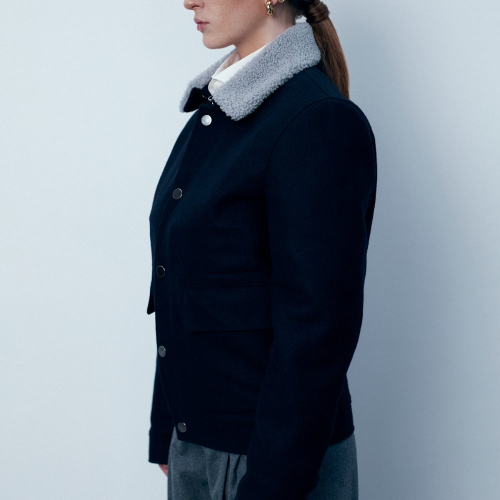 
                  
                    Дамско късо палто от синя вълна и кашмир с естествена яка от българската модна марка теадореп
                  
                