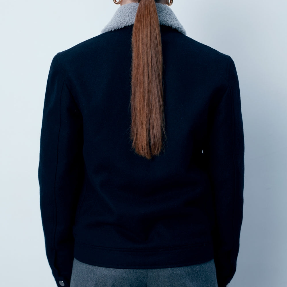 
                  
                    Дамско късо палто от синя вълна и кашмир с естествена яка от българската модна марка теадореп
                  
                