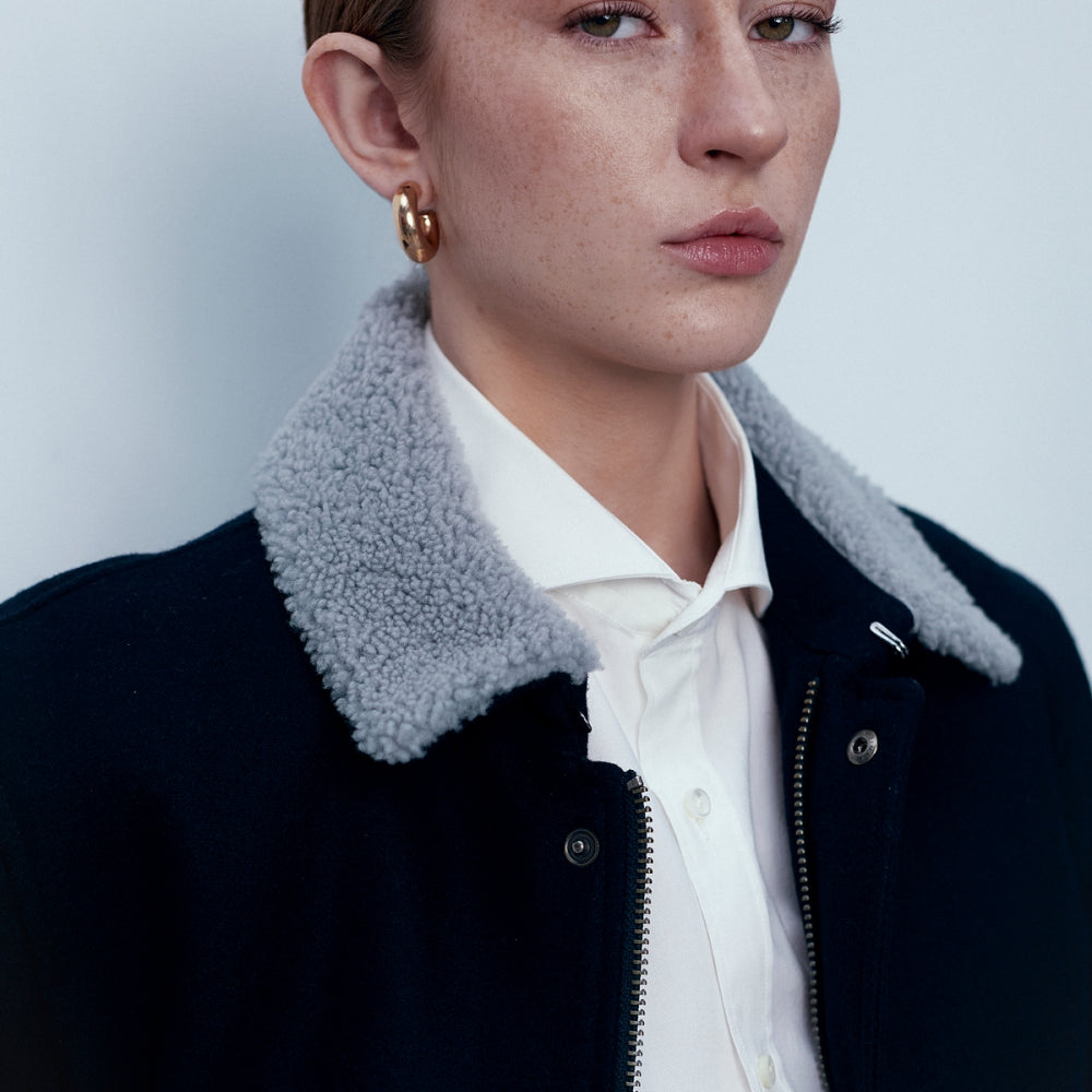 
                  
                    Дамско късо палто от синя вълна и кашмир с естествена яка от българската модна марка теадореп
                  
                