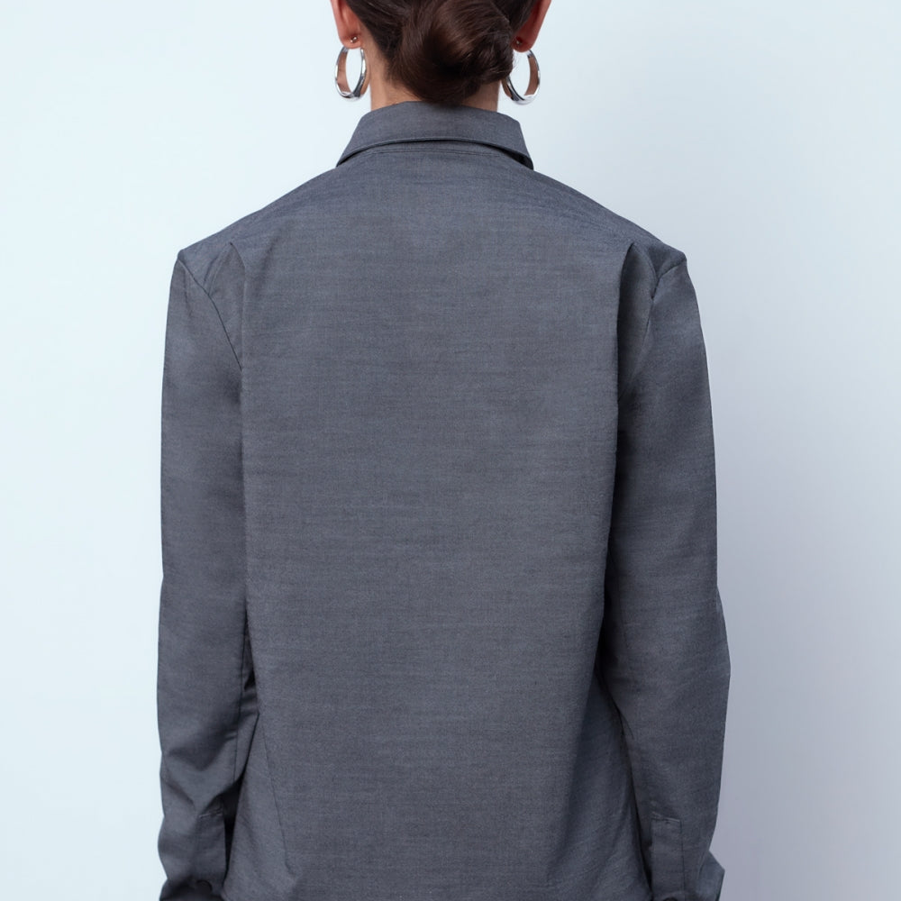 
                  
                    Дамска модерна риза в сиж цвят със скрити копчета и обемен силует от българския моден бранд теадореп
                  
                