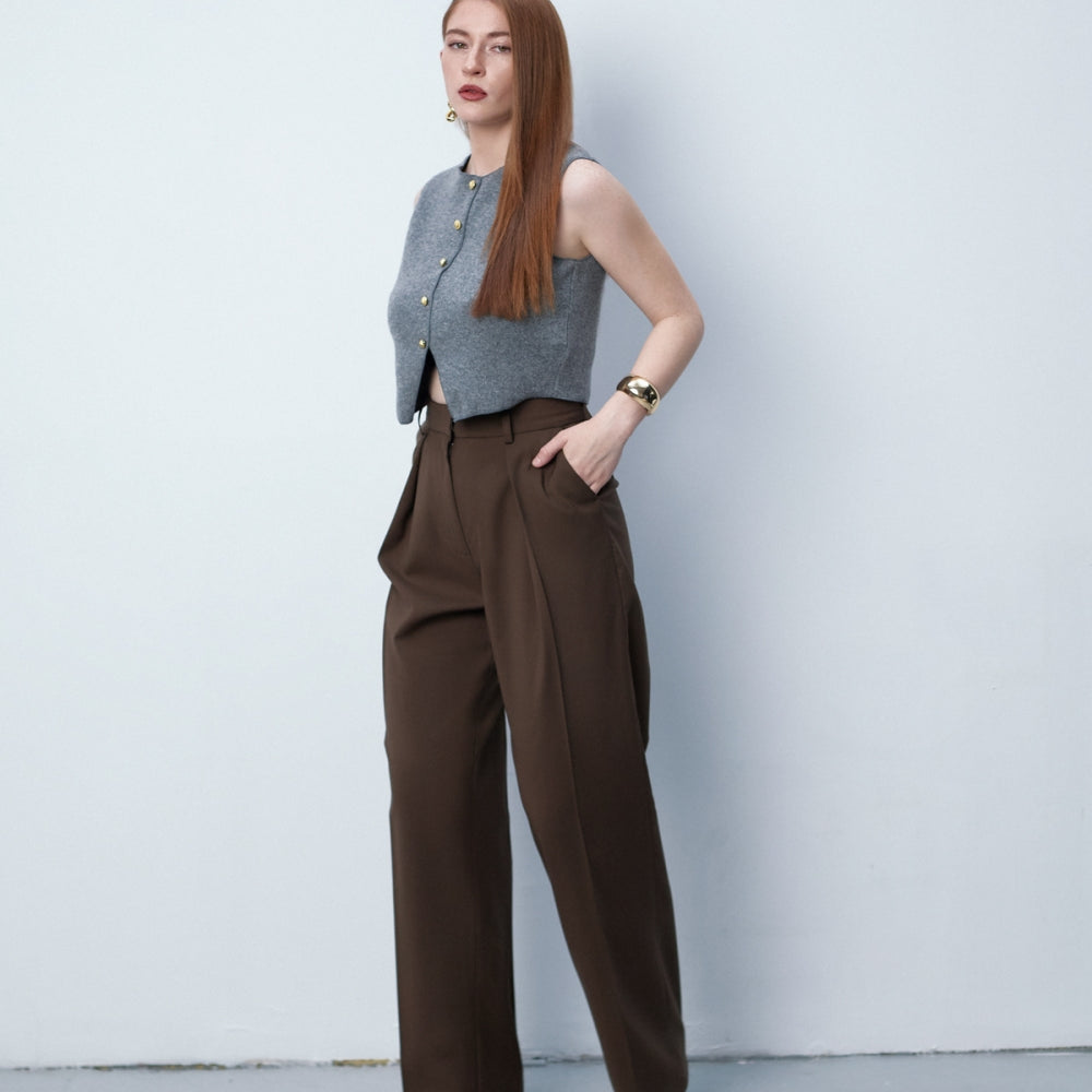 
                  
                    Широк панталон с басти и висока талия в модерния за сезона кафяв цвят 100% вълна  от българския моден бранд теадореп
                  
                