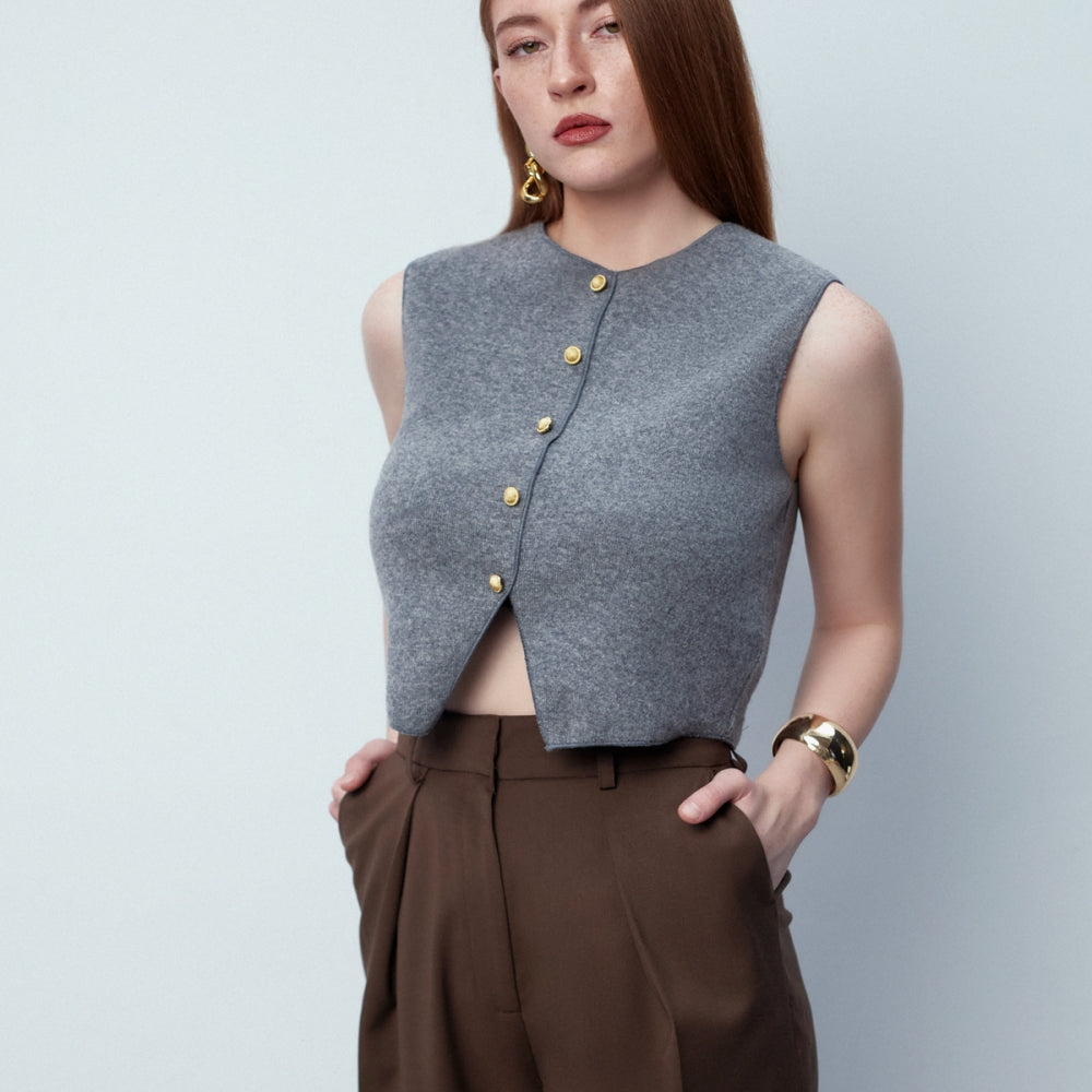 
                  
                    Широк панталон с басти и висока талия в модерния за сезона кафяв цвят 100% вълна  от българския моден бранд теадореп
                  
                