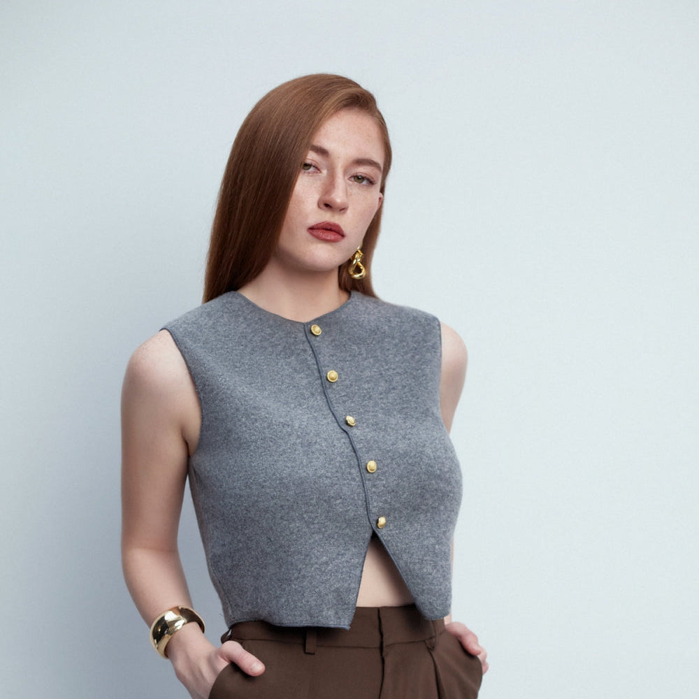 
                  
                    Дамска жилетка без ръкави от сив кашмир и вълна от българската модна марка теадореп
                  
                