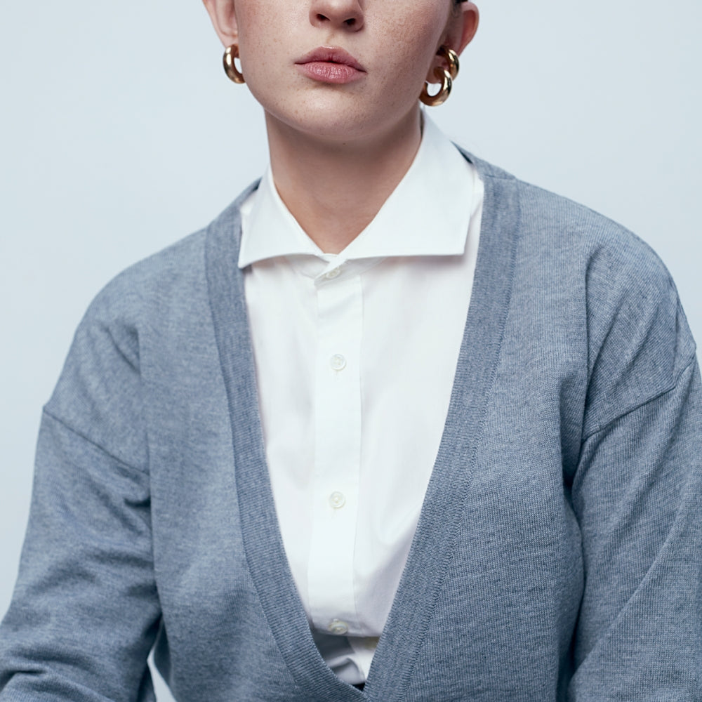 
                  
                    Сива дамска класическа жилетка от 100% вълна в сив цвят от българския моден бранд теадореп
                  
                