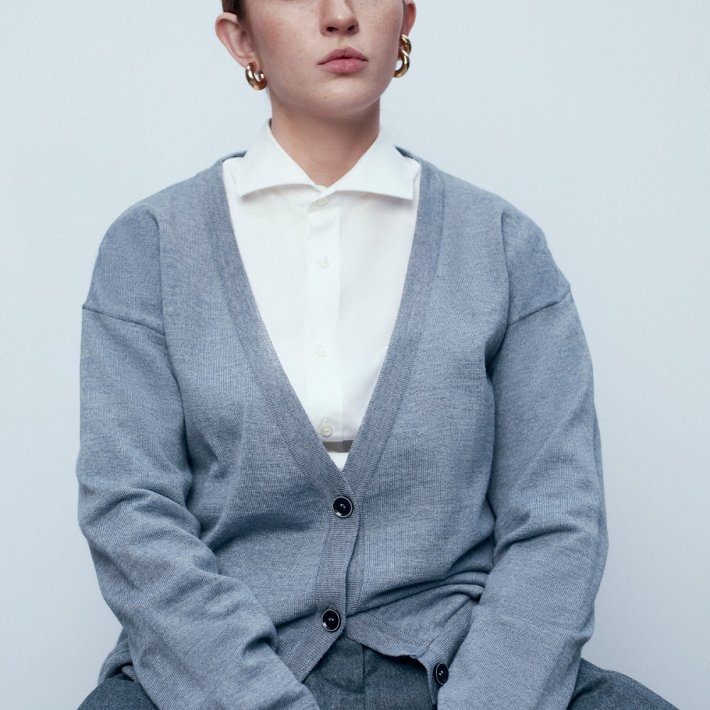 
                  
                    Сива дамска класическа жилетка от 100% вълна в сив цвят от българския моден бранд теадореп
                  
                