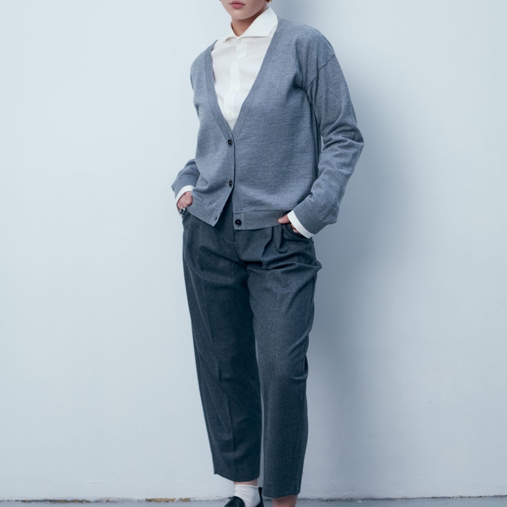 Сива дамска класическа жилетка от 100% вълна в сив цвят от българския моден бранд теадореп