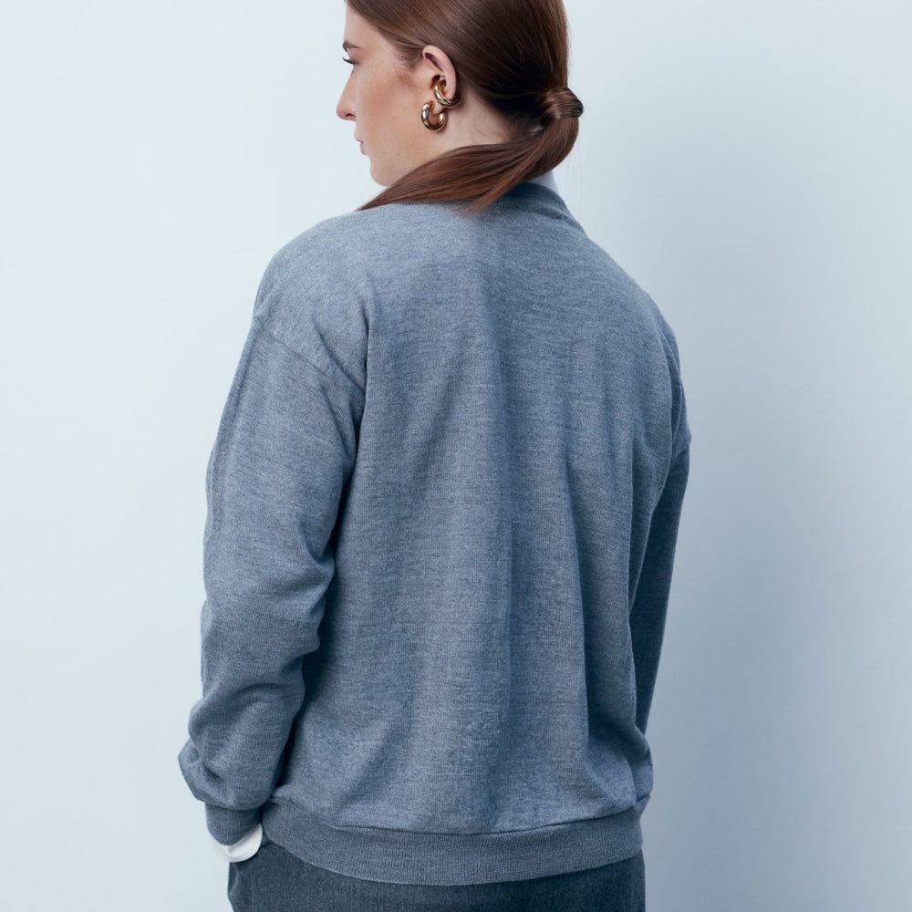 
                  
                    Сива дамска класическа жилетка от 100% вълна в сив цвят от българския моден бранд теадореп
                  
                