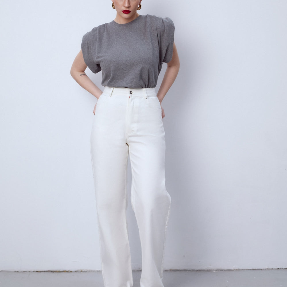 
                  
                    Памучна дамска тениска в сив цвят с подплънки с набор за обемни рамене от 100% памук на българската модна марка теадореп
                  
                