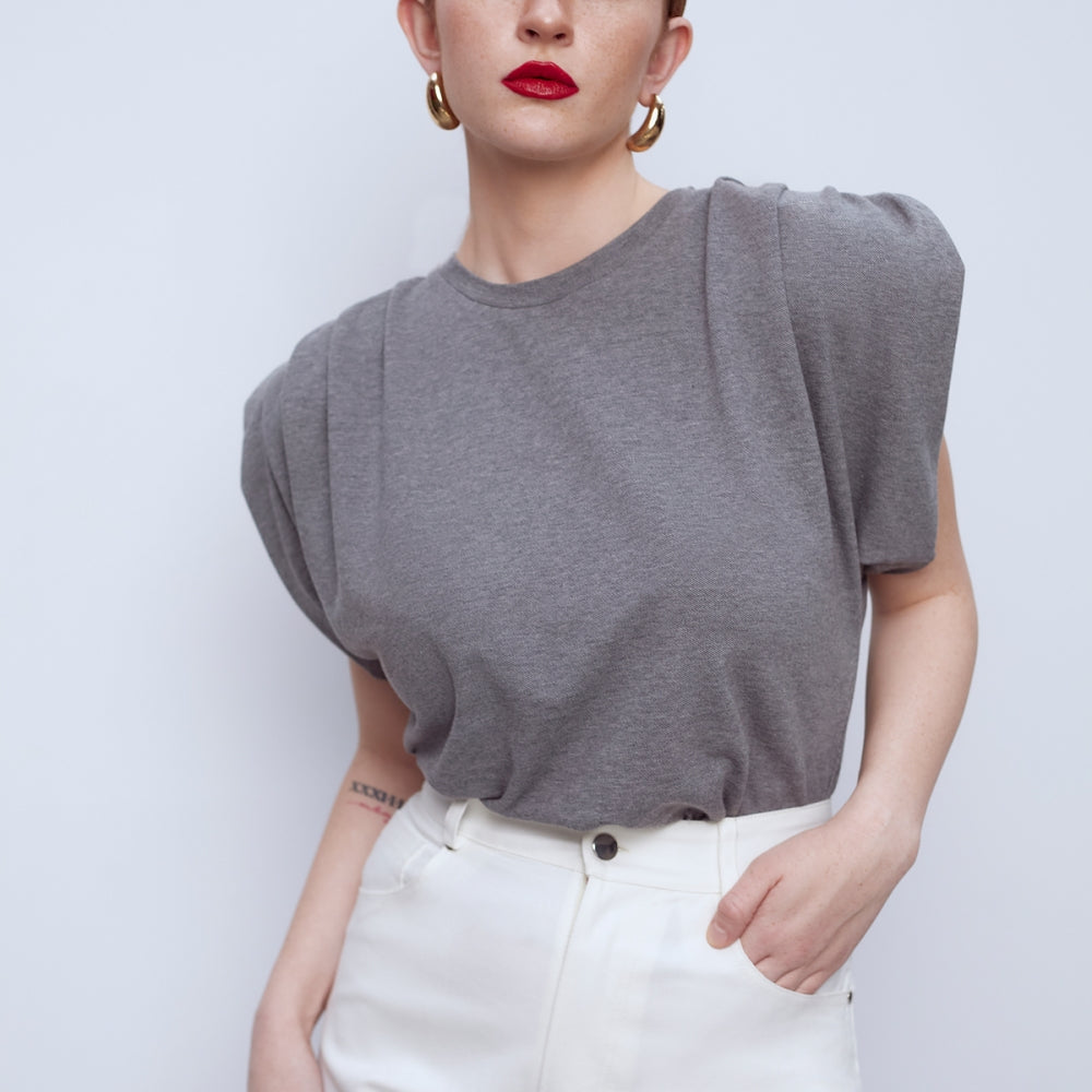 
                  
                    Памучна дамска тениска в сив цвят с подплънки с набор за обемни рамене от 100% памук на българската модна марка теадореп
                  
                