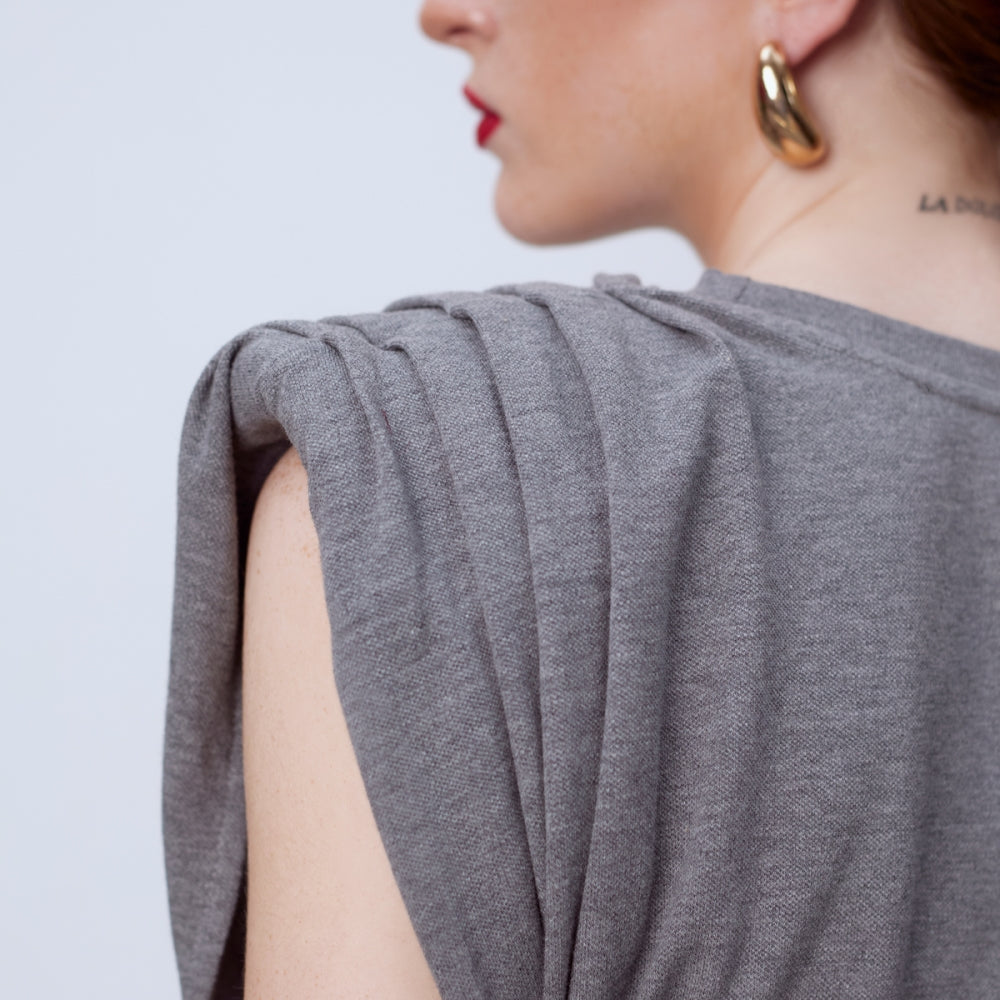 Памучна дамска тениска в сив цвят с подплънки с набор за обемни рамене от 100% памук на българската модна марка теадореп