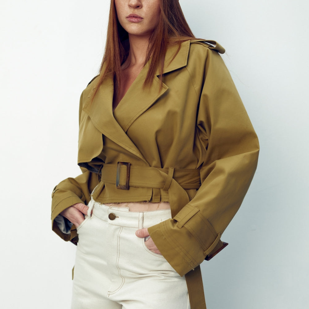 
                  
                    Дамски къс тренчкот от бежов водоотблъскващ габардин памук с модерна кройка от теадореп
                  
                