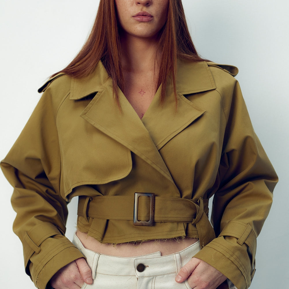 
                  
                    Дамски къс тренчкот от бежов водоотблъскващ габардин памук с модерна кройка от теадореп
                  
                