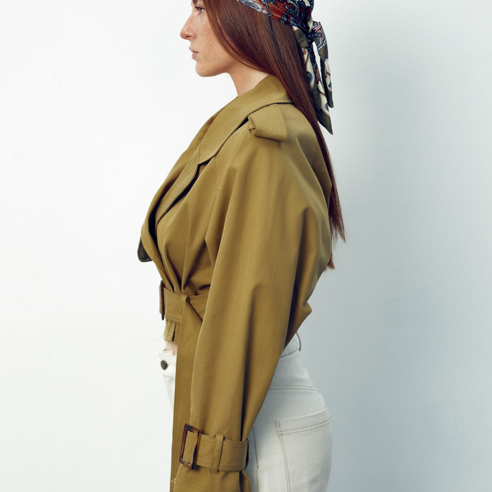 
                  
                    Дамски къс тренчкот от бежов водоотблъскващ габардин памук с модерна кройка от теадореп
                  
                