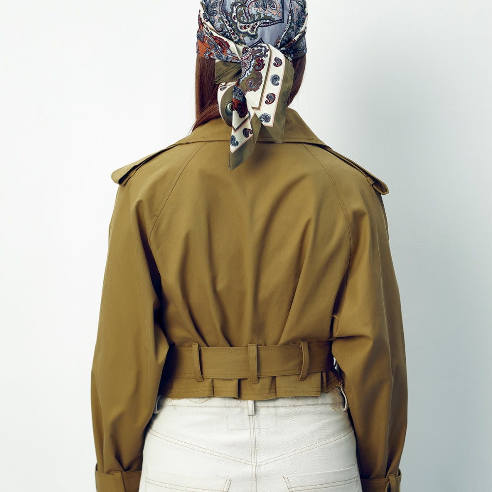 
                  
                    Дамски къс тренчкот от бежов водоотблъскващ габардин памук с модерна кройка от теадореп
                  
                