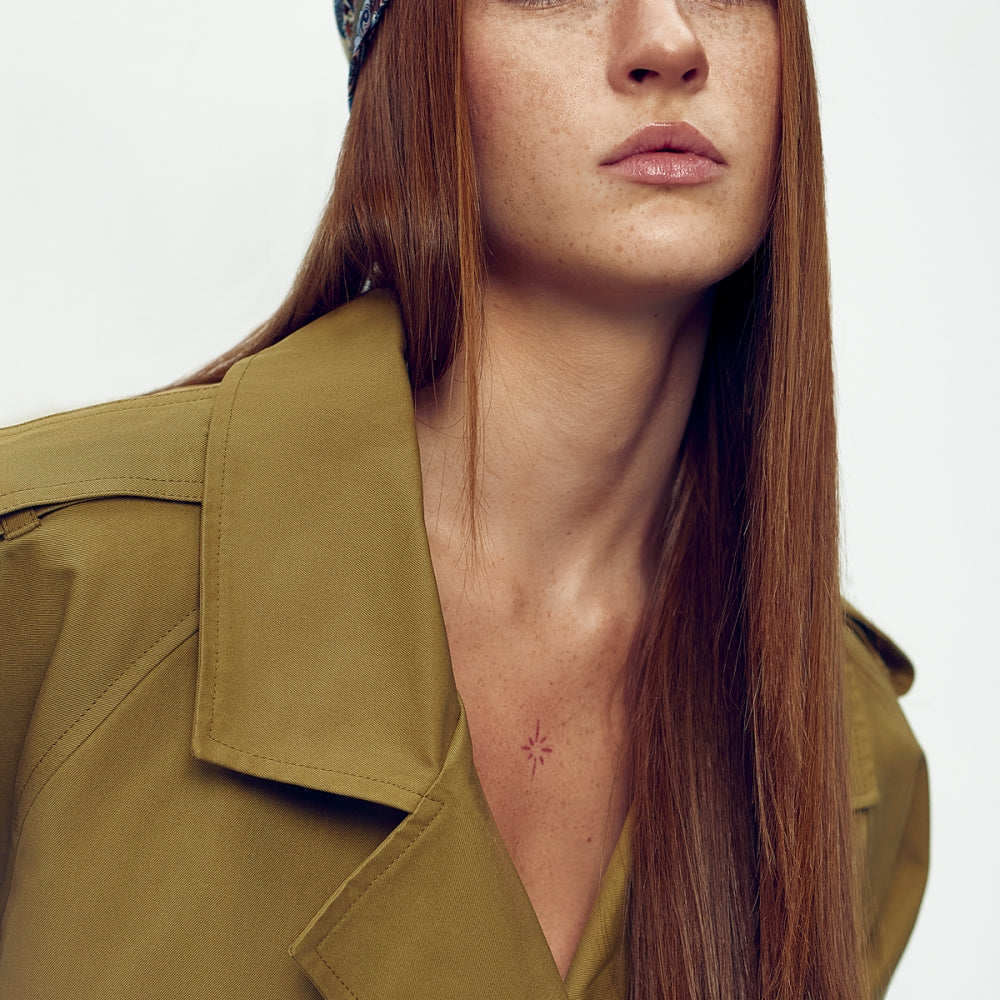 
                  
                    Дамски къс тренчкот от бежов водоотблъскващ габардин памук с модерна кройка от теадореп
                  
                